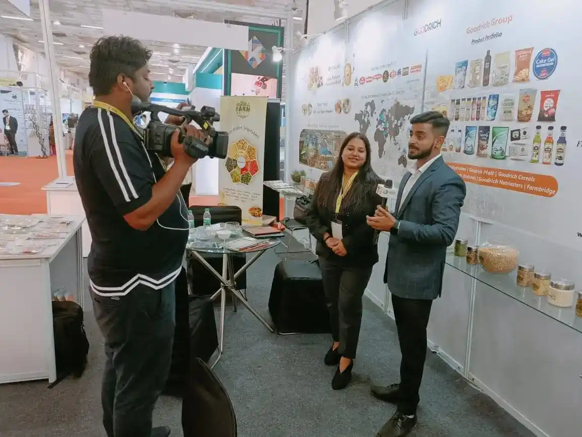 A man and woman standing in front of a booth at the Goodrich exhibition, featured in Sial media coverage.